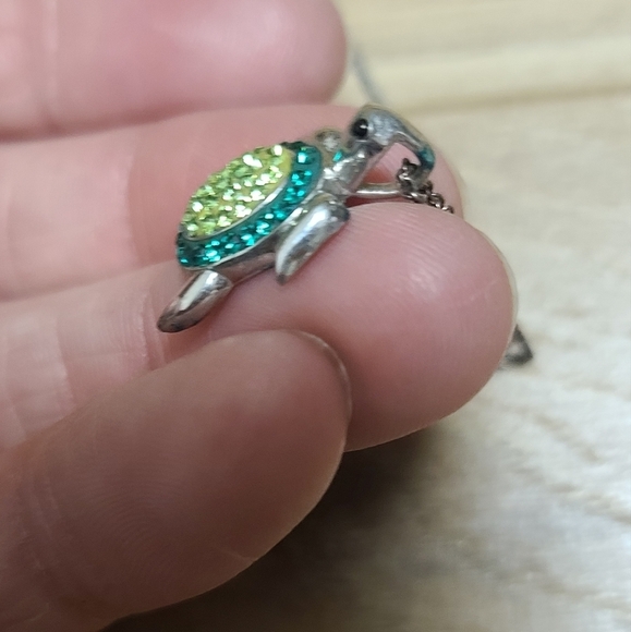 Dainty Green rhinestone turtle necklace - Picture 4 of 10